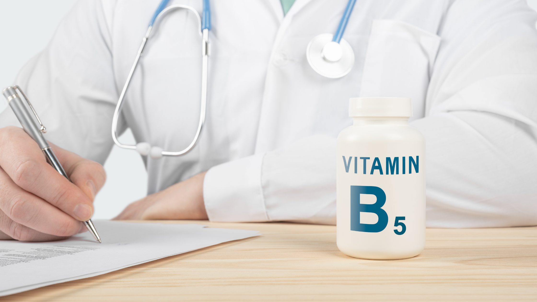 B grupas vitamīni ārsts ar vitamīnu iepakojumu